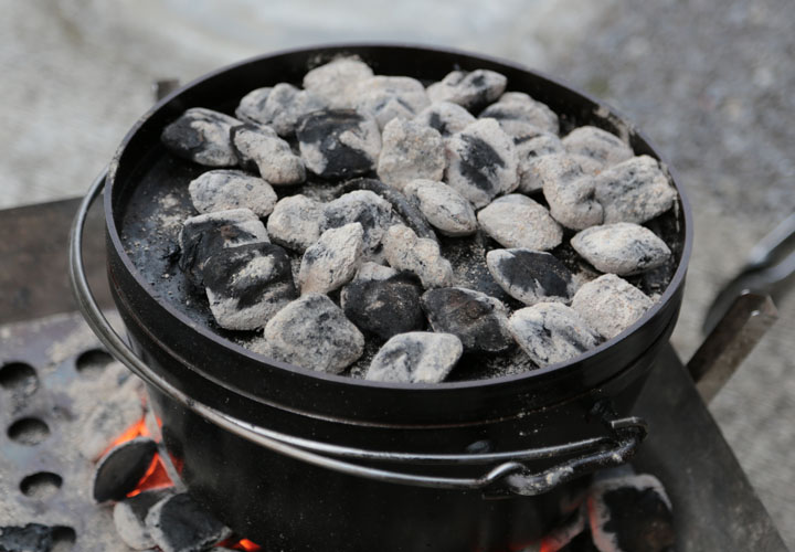 炭火焼きで石焼芋を蒸かしている様子