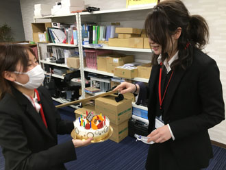 堀川さんにケーキを運ぶ小泉さん