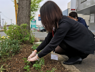 花植え作業中の十川さん