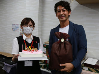 プレゼントと誕生日ケーキ