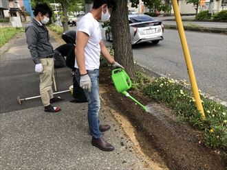 じょうろでお水をかけます