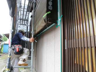 外壁塗装の作業を行う職人さん