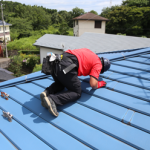 雨漏り調査で棟を確認する白石支店長