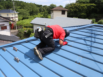 雨漏り調査で棟を確認する白石支店長