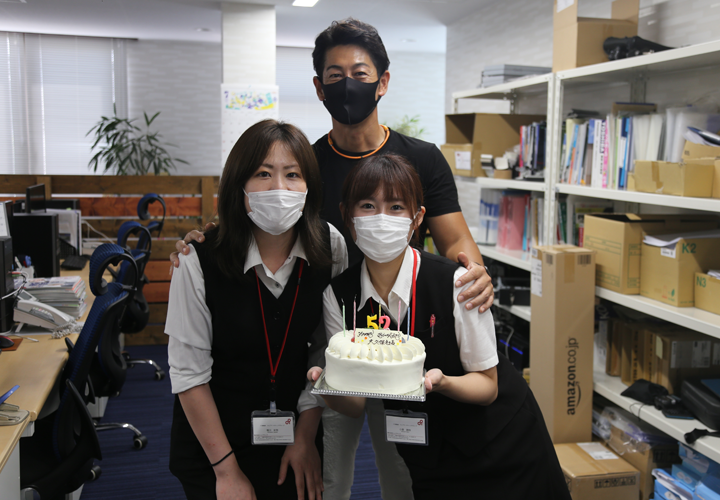 社長のお誕生日に記念撮影