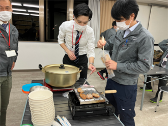 調理をしている中田さん