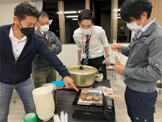 鍋を囲んで談笑する様子