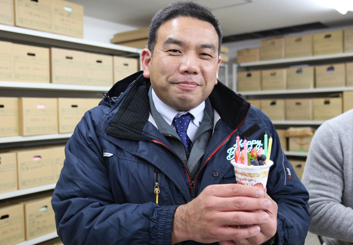 カップケーキを持つ富田ブロック長