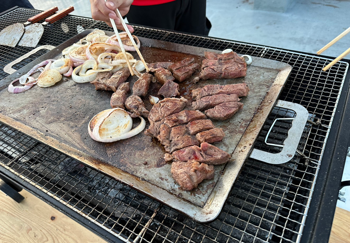 肉と玉ねぎを焼いていきます！