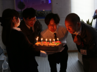谷支店長、関口課長、井上さんの共同作業の様子