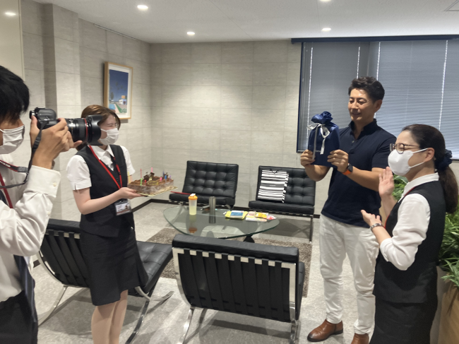 大久保社長のお誕生日のお祝いの様子