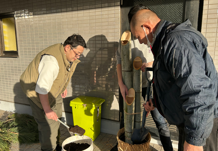竹を設置する様子