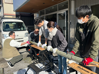 竹を必死で抑える様子
