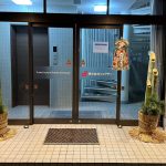 正面玄関に並べられた門松