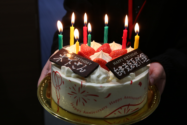 2枚のお祝いプレートが付けられたケーキ