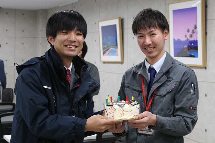 白井支店長代理と木下さんのお誕生日をお祝い