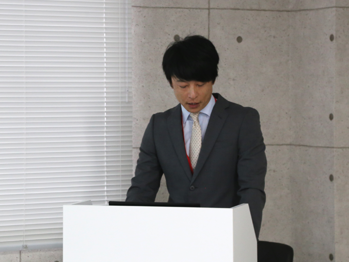 発表を行う神子支店長の様子