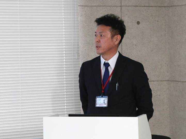 発表を行う岡野支店長の様子