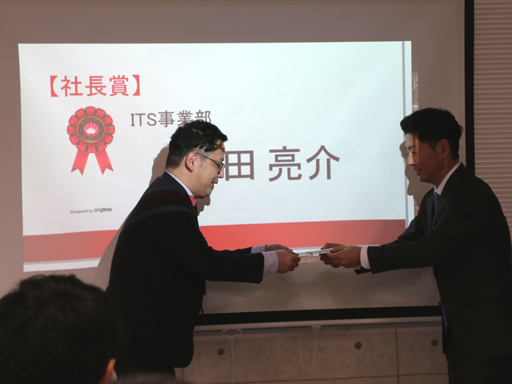 社長賞に選ばれた、ITS事業部の安田さん