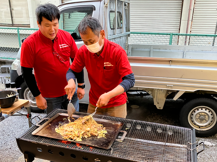 藤崎さん・井上さんによる調理風景