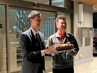 細谷部長・岡野支店長誕生日お祝いの様子