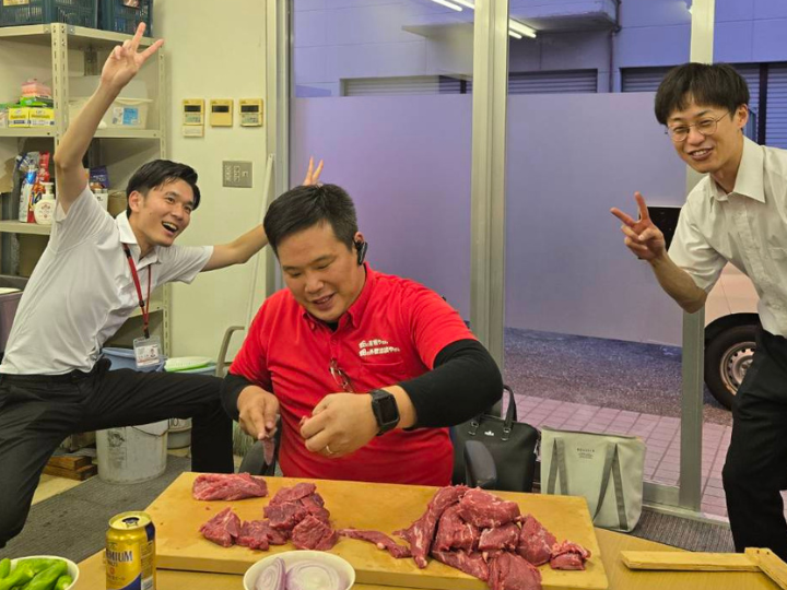 お肉を準備している井上さん