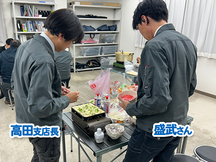 高田支店長と盛武さんがたこ焼きを作ってくれている様子