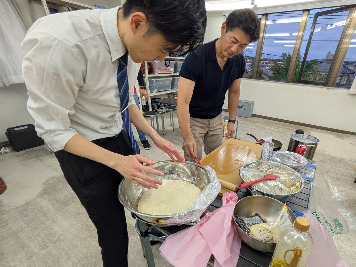 ナンを作る中田さん