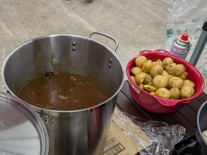 鍋に入ったカレーとジャガイモ